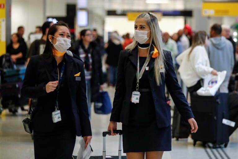 Passageiros usam máscaras no Aeroporto de Guarulhos Passageiros usam máscaras no Aeroporto de Guarulhos