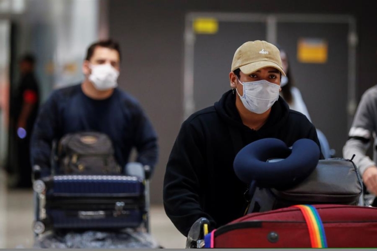 Passageiros usam máscaras no Aeroporto de Guarulhos