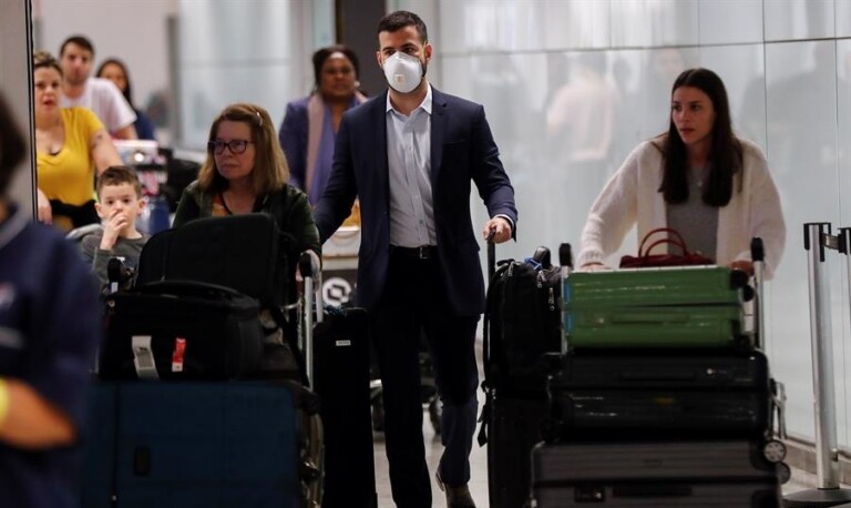 Passageiros usam máscaras no Aeroporto de Guarulhos Passageiros usam máscaras no Aeroporto de Guarulhos