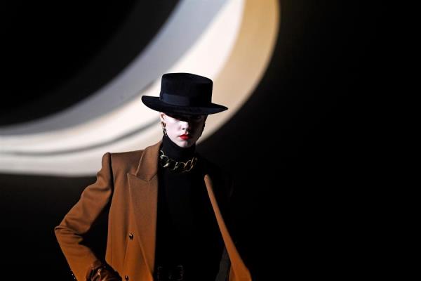 Desfile da grife Yves Saint Laurent, na Semana de Moda em Paris Desfile da grife Yves Saint Laurent, na Semana de Moda em Paris