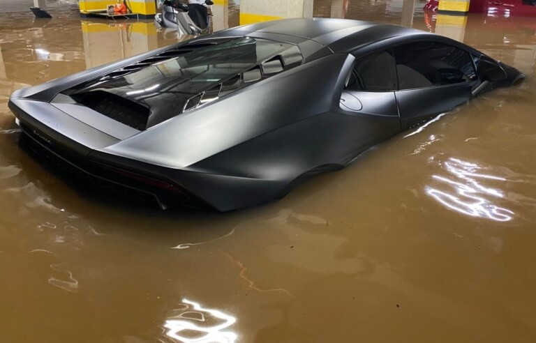 Lamborghini ficou submersa após enchente na capital paulista Lamborghini ficou submersa após enchente na capital paulista