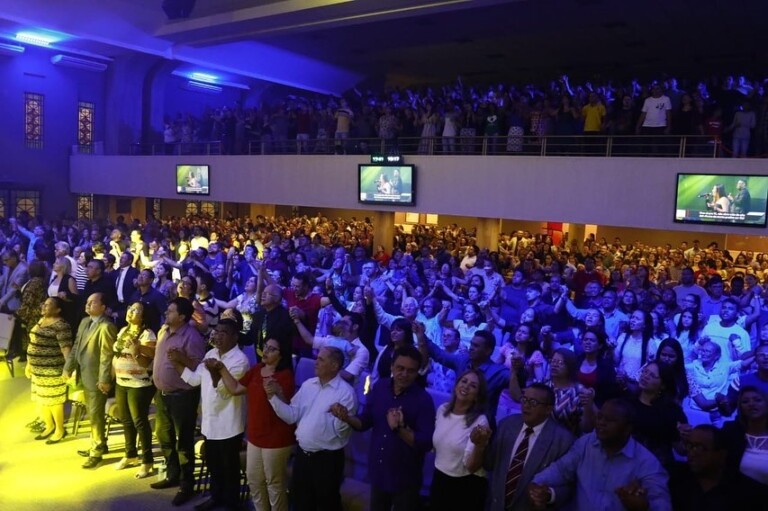 Oração da Madrugada lota igrejas cristãs no Brasil Oração da Madrugada lota igrejas cristãs no Brasil
