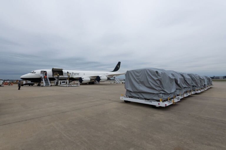 Avião transporta itens para o hospital de campanha Avião transporta itens para o hospital de campanha