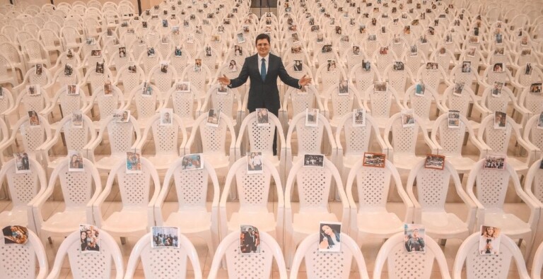 Pastor coloca foto de membros nas cadeiras da igreja vazia Pastor coloca foto de membros nas cadeiras da igreja vazia