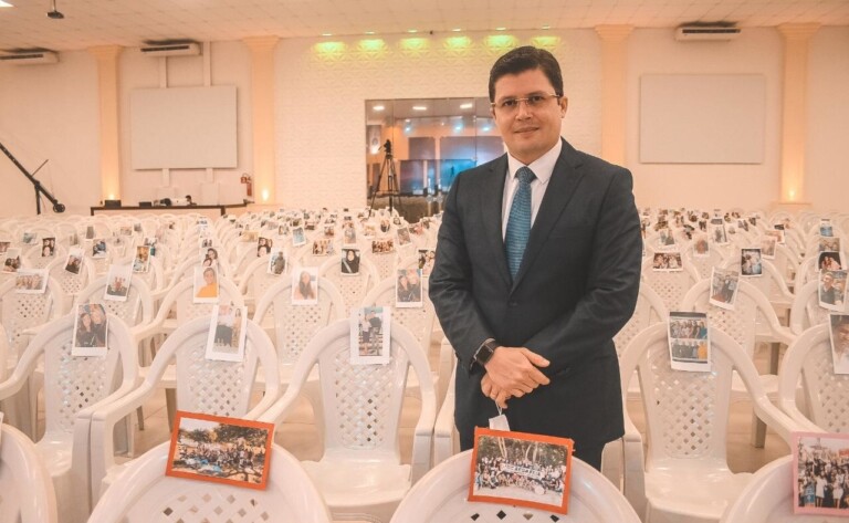 Pastor coloca foto de membros nas cadeiras da igreja vazia Pastor coloca foto de membros nas cadeiras da igreja vazia