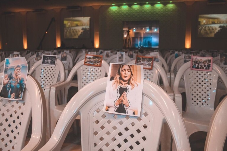 Pastor coloca foto de membros nas cadeiras da igreja vazia Pastor coloca foto de membros nas cadeiras da igreja vazia