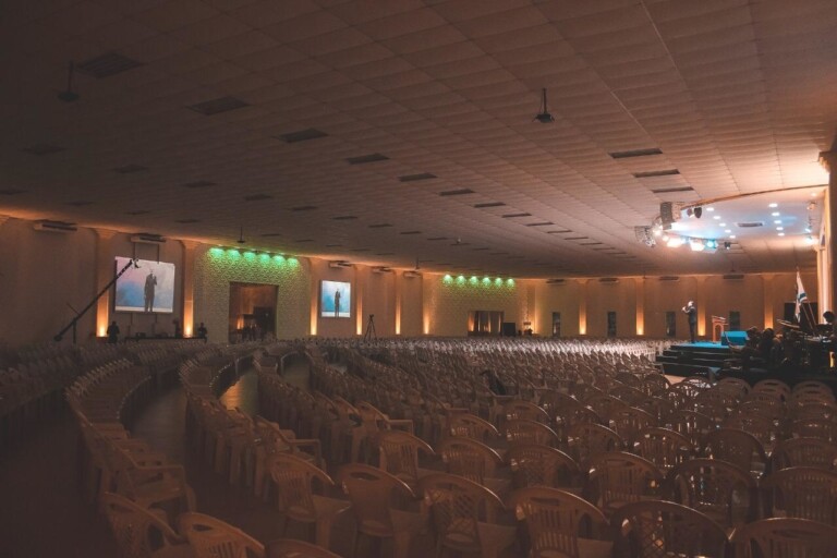 Pastor coloca foto de membros nas cadeiras da igreja vazia Pastor coloca foto de membros nas cadeiras da igreja vazia
