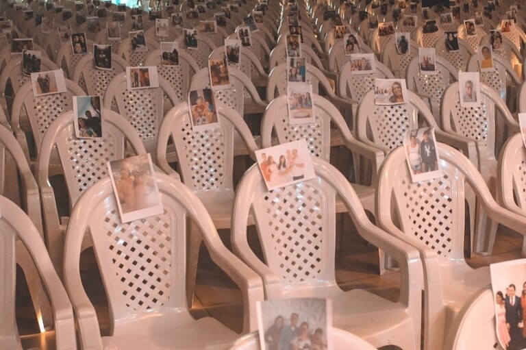 Pastor coloca foto de membros nas cadeiras da igreja vazia Pastor coloca foto de membros nas cadeiras da igreja vazia