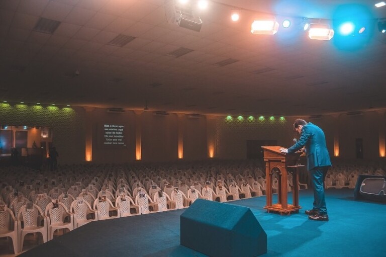 Pastor coloca foto de membros nas cadeiras da igreja vazia Pastor coloca foto de membros nas cadeiras da igreja vazia