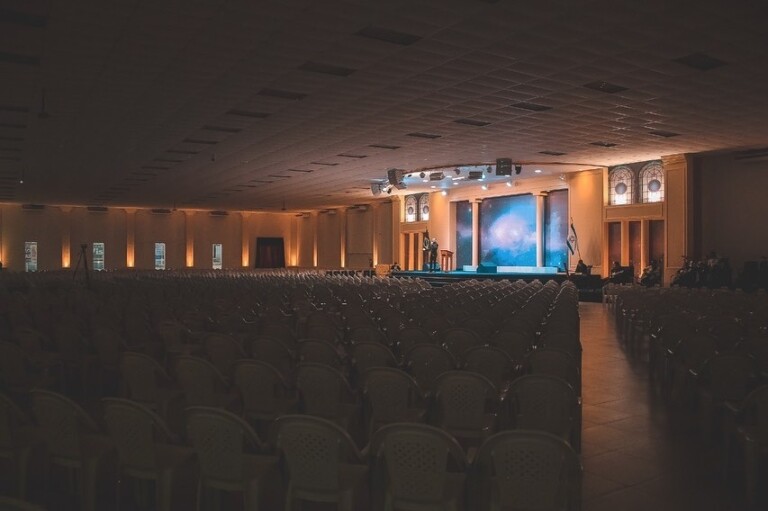 Pastor coloca foto de membros nas cadeiras da igreja vazia Pastor coloca foto de membros nas cadeiras da igreja vazia