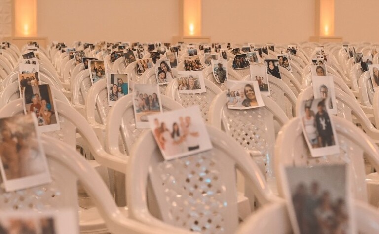 Pastor coloca foto de membros nas cadeiras da igreja vazia Pastor coloca foto de membros nas cadeiras da igreja vazia