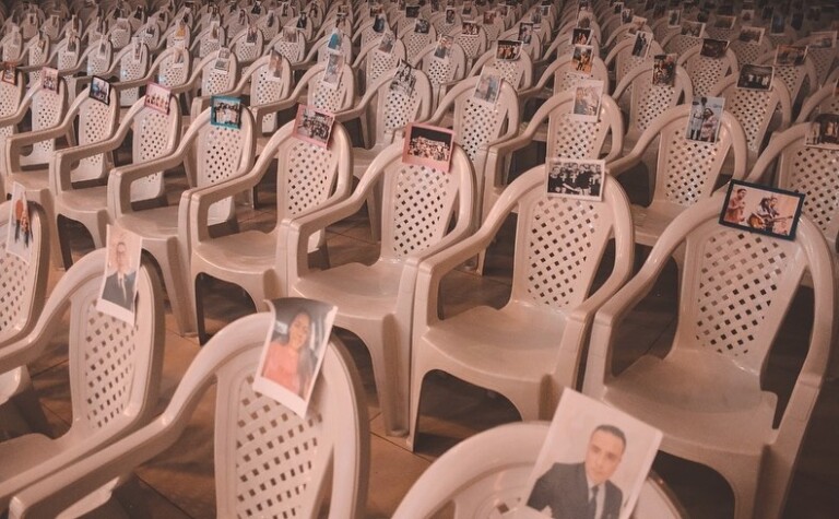 Pastor coloca foto de membros nas cadeiras da igreja vazia Pastor coloca foto de membros nas cadeiras da igreja vazia