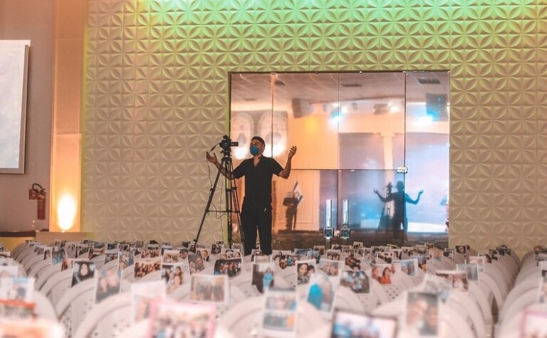Pastor coloca foto de membros nas cadeiras da igreja vazia Pastor coloca foto de membros nas cadeiras da igreja vazia
