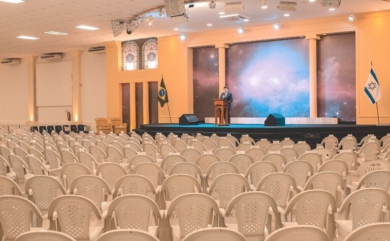 Pastor coloca foto de membros nas cadeiras da igreja vazia Pastor coloca foto de membros nas cadeiras da igreja vazia