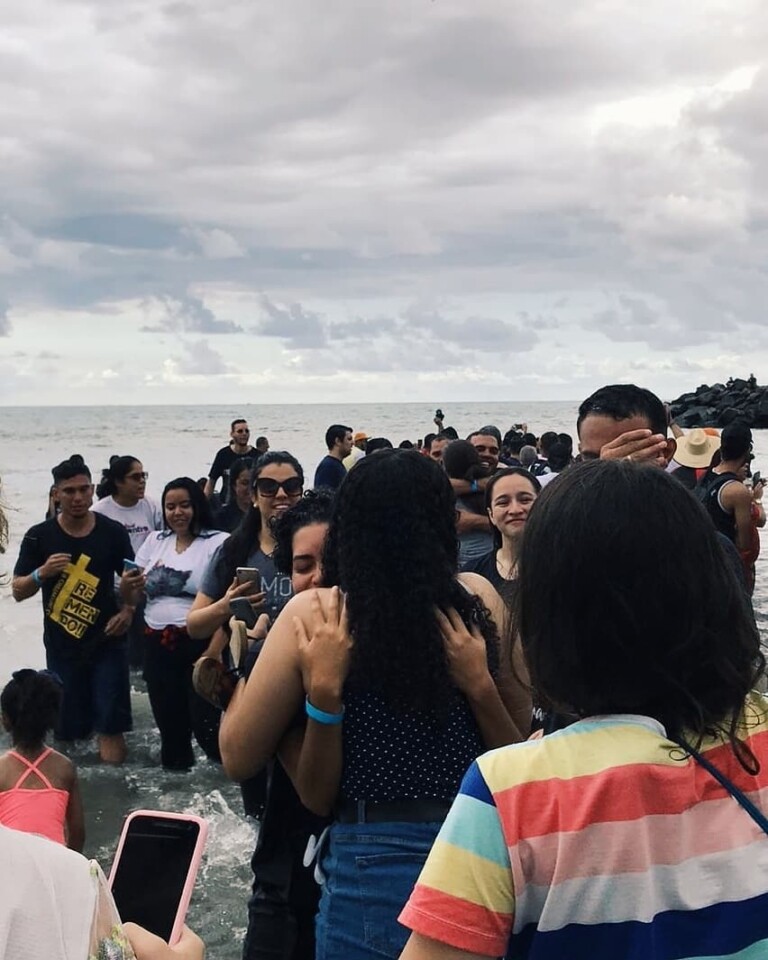 Novos batizados publicaram fotos do megabatismo nas redes sociais