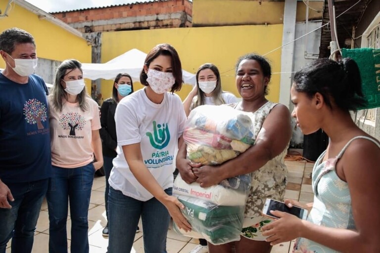 Michelle Bolsonaro leva doações para famílias vulneráveis