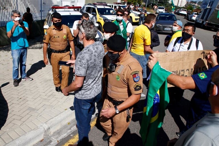 Manifestantes em frente ao prédio da Polícia Federal