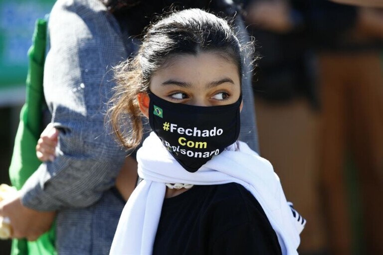Manifestantes em frente ao prédio da Polícia Federal