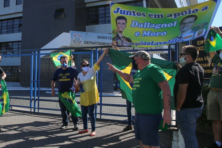 Manifestantes em frente ao prédio da Polícia Federal