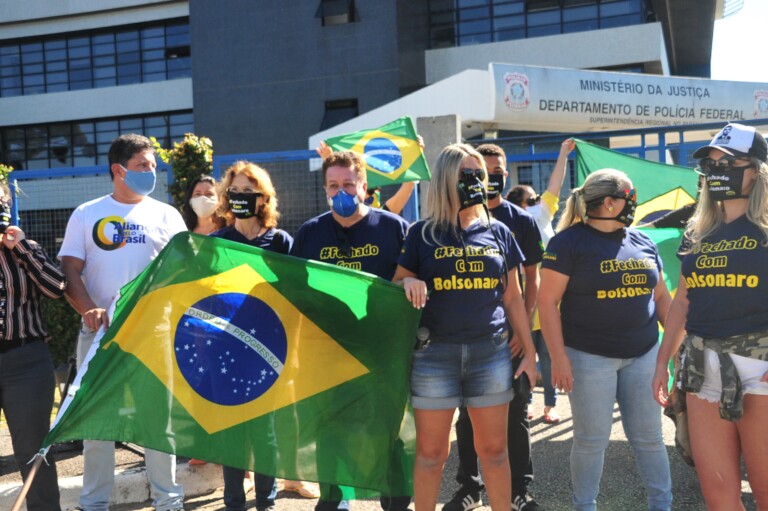 Manifestantes em frente ao prédio da Polícia Federal