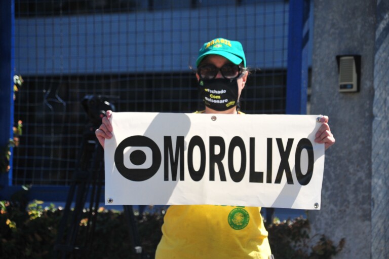 Manifestantes em frente ao prédio da Polícia Federal