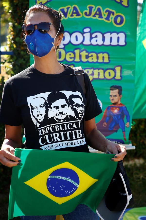 Manifestantes em frente ao prédio da Polícia Federal