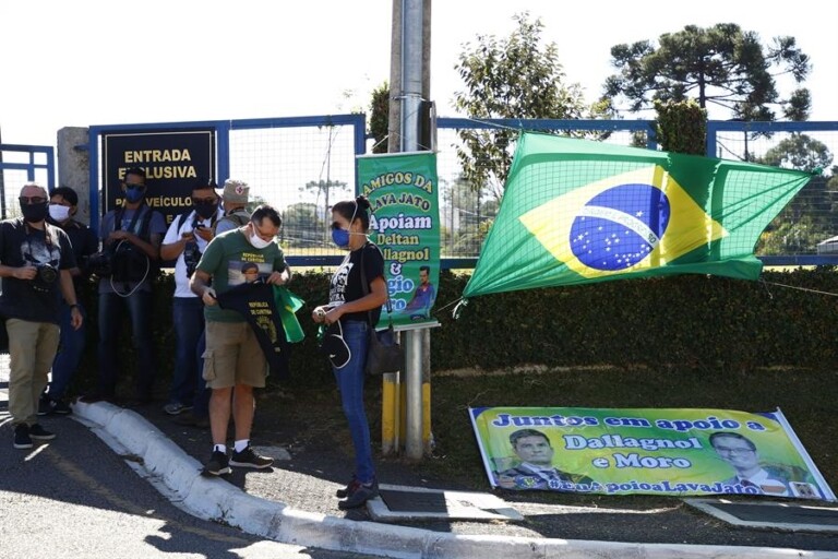 Manifestantes em frente ao prédio da Polícia Federal