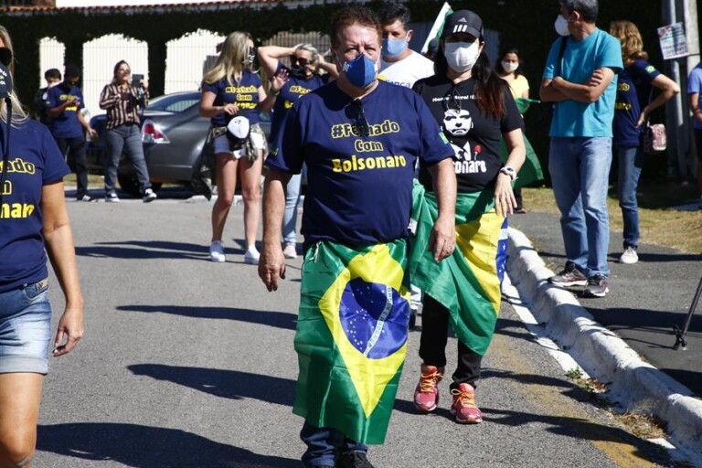 Manifestantes em frente ao prédio da Polícia Federal