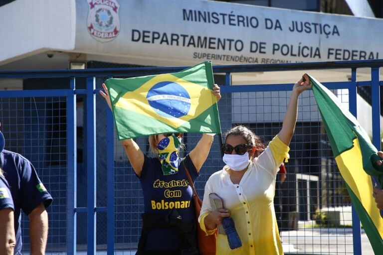 Manifestantes em frente ao prédio da Polícia Federal
